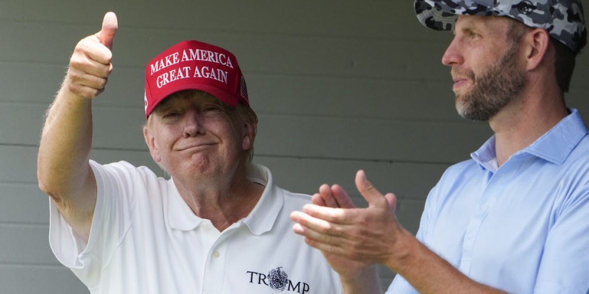 El expresidente Donald Trump saluda a los fanáticos entre la multitud mientras está de pie con su hijo Eric Trump para ver la segunda ronda del LIV Golf en el Trump National Golf Club, el sábado 27 de mayo de 2023, en Sterling, Virginia. Alex Brandon/AP