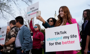 ARCHIVO – Los devotos de TikTok se reúnen en el Capitolio de Washington, mientras la Cámara aprobaba un proyecto de ley que conduciría a una prohibición a nivel nacional de la popular aplicación de vídeo si su propietario con sede en China no la vende, el 13 de marzo de 2024. (Foto AP /J.Scott Applewhite, Archivo)