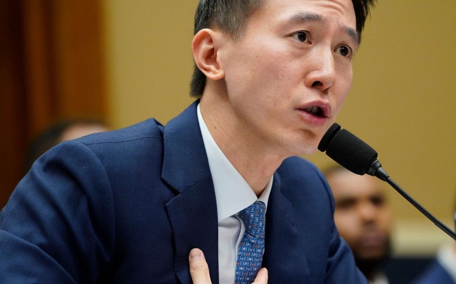 El director ejecutivo de TikTok, Shou Zi Chew, testifica en una audiencia del Comité de Comercio y Energía de la Cámara de Representantes en Capitol Hill el 23 de marzo. (Jabin Botsford/The Washington Post)