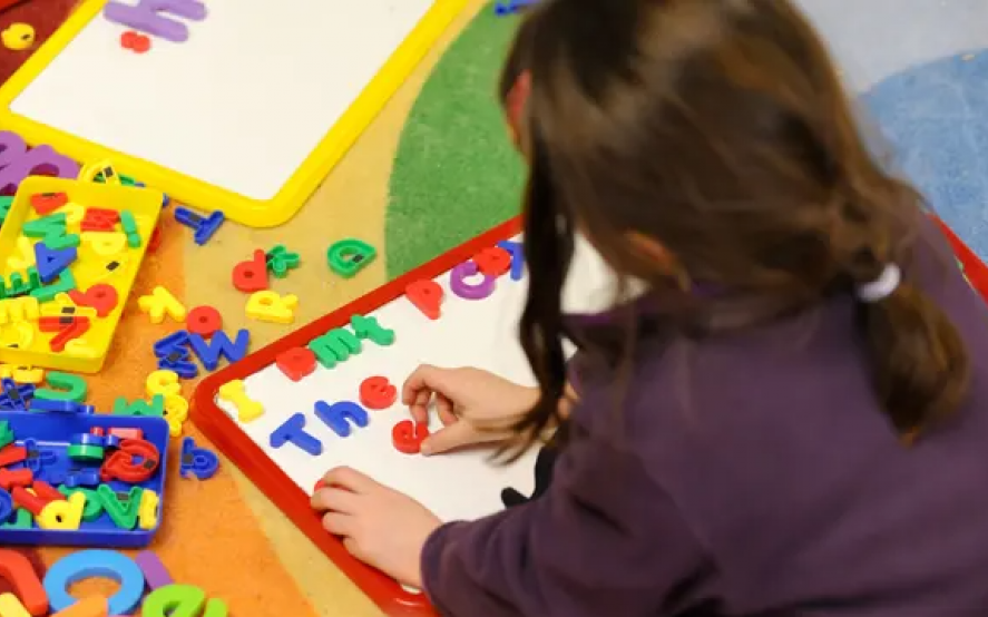 Casi dos tercios de los maestros encuestados dijeron que habían notado un aumento en la falta de atención y el soñar despierto en las aulas desde la pandemia de covid. Fotografía: Dominic Lipinski/PA