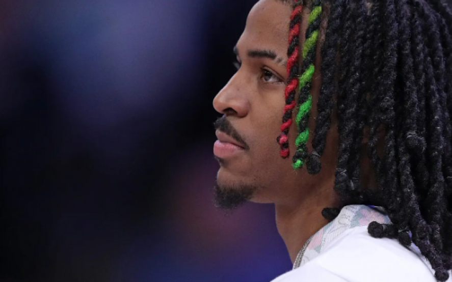 El guardia de los Grizzlies de Memphis, Ja Morant, se mostró agitando alrededor de una pistola en un club nocturno en marzo y en un vehículo en mayo.Crédito...Justin Ford / Getty Images