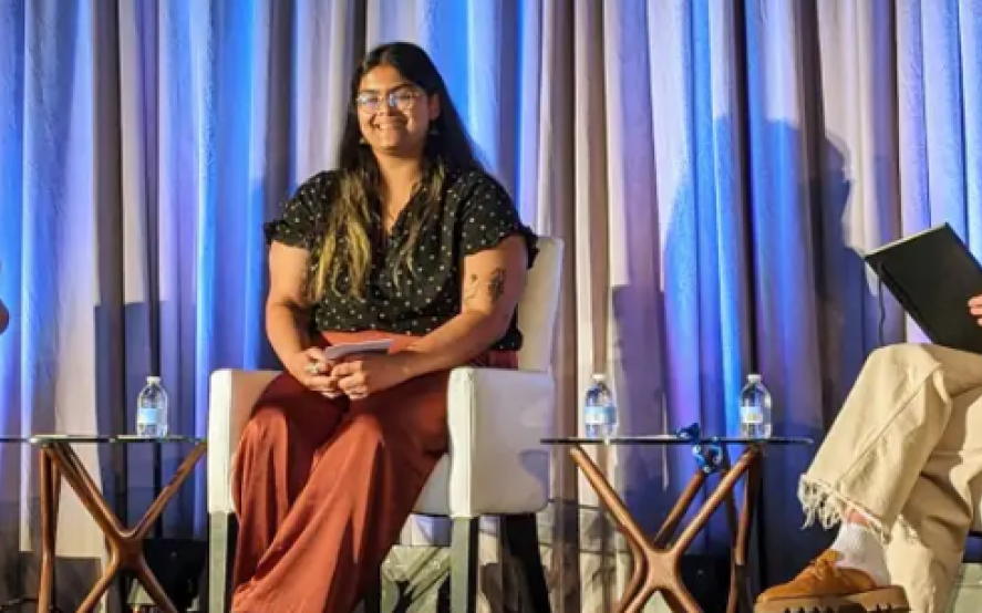 Maia Ervin ( izquierda ), Meenakshi Janardhanan ( medio ), Alexandra York ( derecha ) hablando en un panel de la Junta de Conferencias. La mesa de conferencias