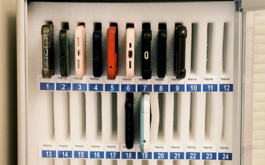 Los teléfonos confiscados a los estudiantes se guardan en una caja fuerte especializada en el bachillerato Timber Creek en Orlando, Florida.