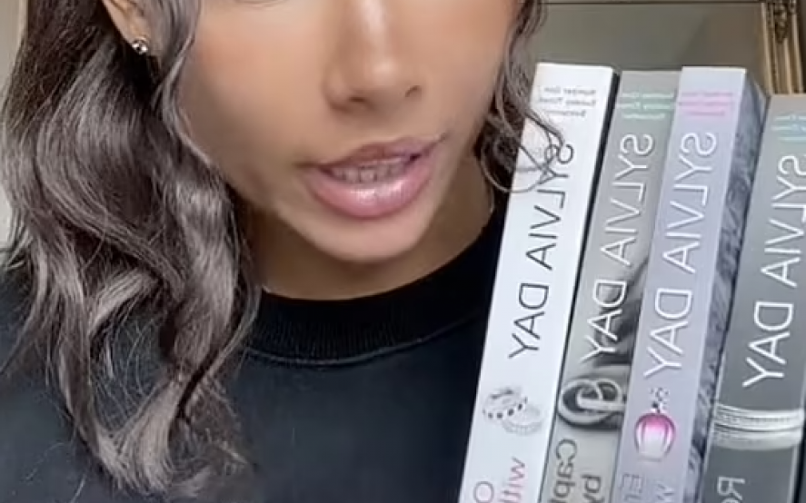 BookTokers está provocando un aumento en las ventas de novelas sensuales y apasionantes (en la foto, Poppy, de 27 años, de Sussex, quien dijo que estas novelas románticas picantes