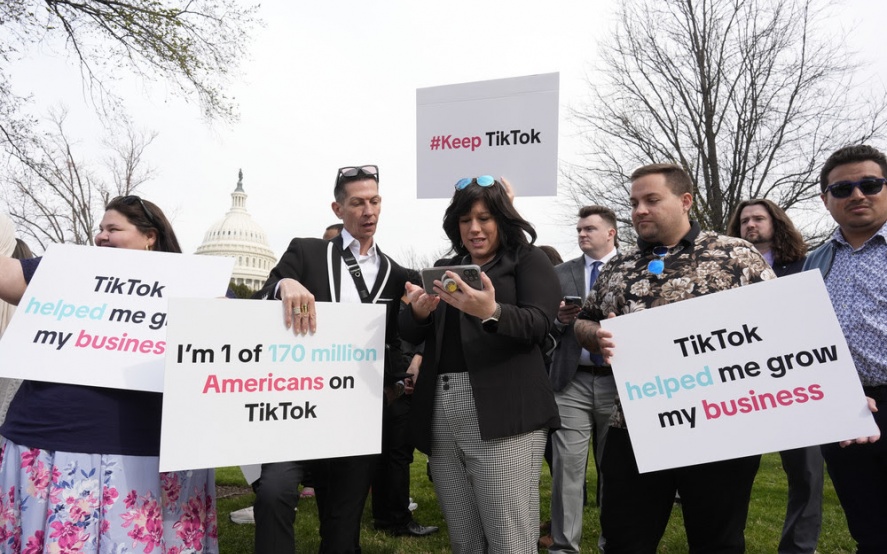 Los devotos de TikTok se reúnen en el Capitolio el 13 de marzo de 2024, mientras la Cámara considera un proyecto de ley que podría conducir a una prohibición a nivel nacional de la popular aplicación de vídeo. | J. Scott Applewhite/AP