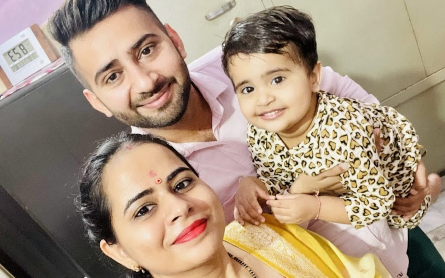 Anaya Kandhal y su familia (en la foto de arriba) son creadores de cortos líderes en la India.