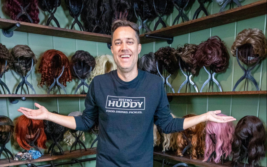 Drew Talbert interpreta los papeles de diferentes miembros del personal de su restaurante ficticio en TikTok, Bistro Huddy. Cortesía de Drew Talbert