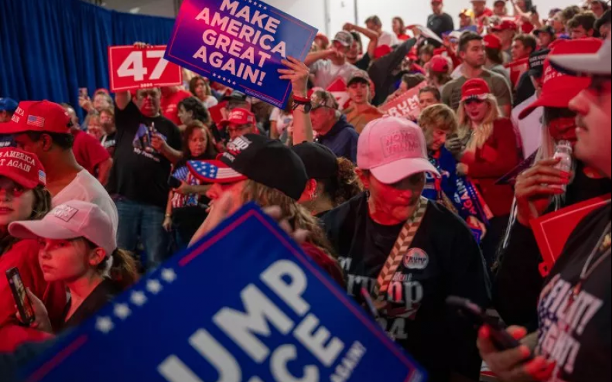 Sus partidarios aplauden mientras el expresidente Donald Trump celebra un ayuntamiento el 14 de octubre de 2024 en Oaks, Pensilvania. Spencer Platt/Getty Images