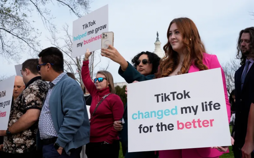 ARCHIVO – Los devotos de TikTok se reúnen en el Capitolio de Washington, mientras la Cámara aprobaba un proyecto de ley que conduciría a una prohibición a nivel nacional de la popular aplicación de vídeo si su propietario con sede en China no la vende, el 13 de marzo de 2024. (Foto AP /J.Scott Applewhite, Archivo)