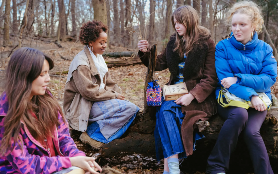 De izquierda a derecha, Jameson Butler, Biruk Watling, Logan Lane y Sasha Jackson, en Prospect Park, Brooklyn.Crédito...Ye Fan para The New York Times