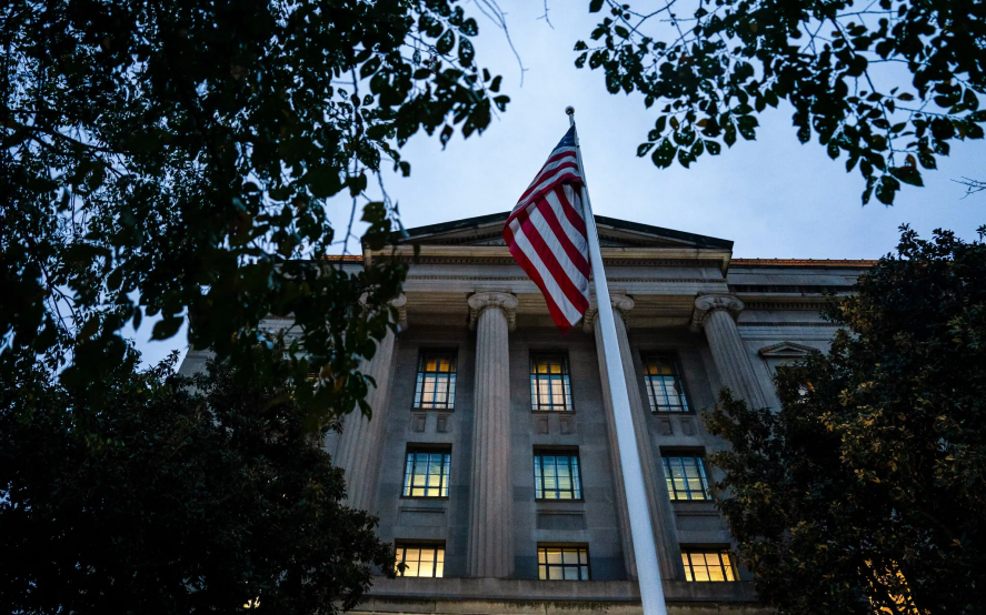 El Departamento de Justicia señaló en una presentación el viernes que la administración Trump continuaba con los intentos agresivos de la administración Biden de controlar a los gigantes tecnológicos.