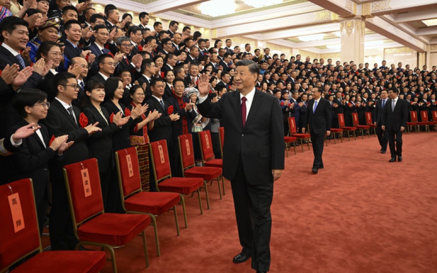 Es probable que Xi Jinping salga del cónclave con un tercer mandato, asegurando al menos cinco años más en el control. | Li Xueren/Xinhua vía AP Photo