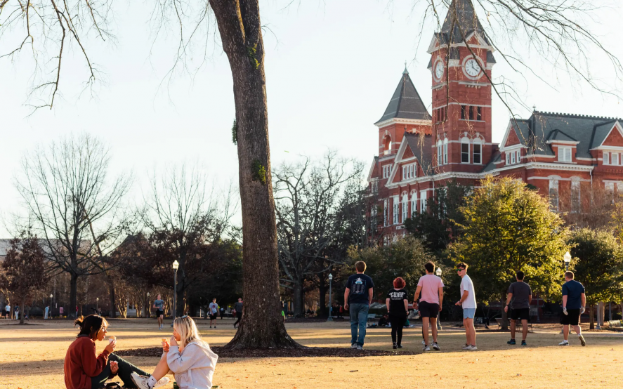 Estudiantes en el campus de la Universidad de Auburn el martes, un día antes de que se reanudaran las clases para el semestre de primavera.Crédito...Bob Miller para The New York Times