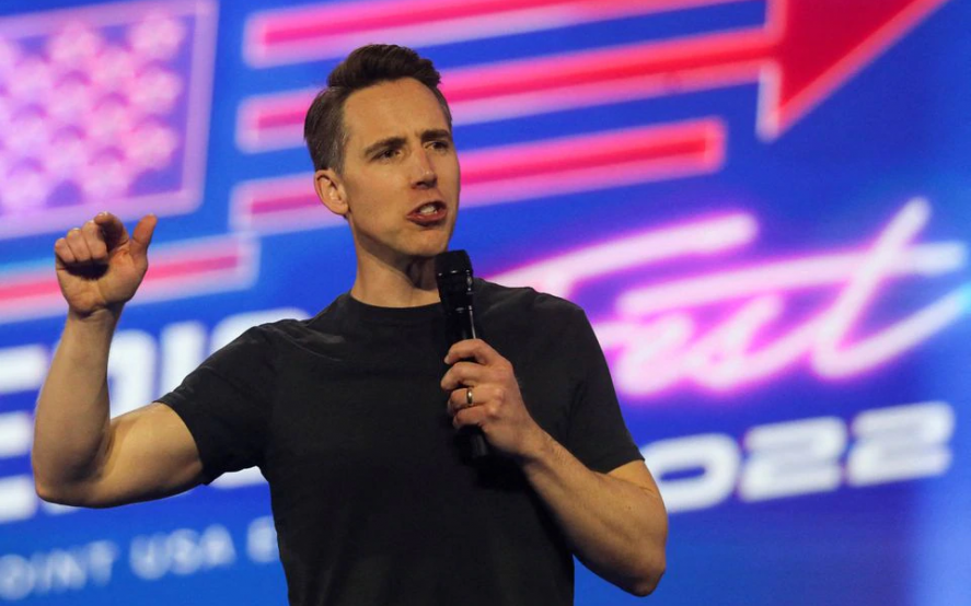El senador estadounidense Josh Hawley (R-MO) habla durante una reunión de derecha conocida como America Fest, un evento organizado por Turning Point USA, en Phoenix, Arizona, EE. UU., 18 de diciembre de 2022. REUTERS/Jim Urquhart/Foto de archivo