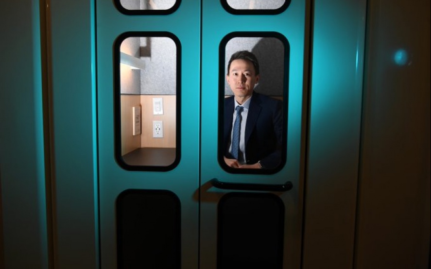 El presidente ejecutivo de TikTok Shou Ze Chew posa esta semana en su oficina de Washington