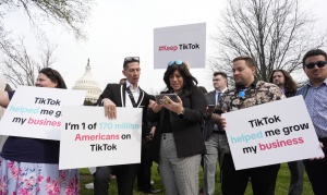 Los devotos de TikTok se reúnen en el Capitolio el 13 de marzo de 2024, mientras la Cámara considera un proyecto de ley que podría conducir a una prohibición a nivel nacional de la popular aplicación de vídeo. | J. Scott Applewhite/AP